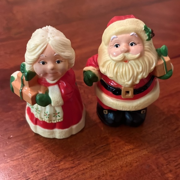 Vintage Hallmark Cards Inc Santa & Mrs. Claus Plastic Salt and Pepper Shakers - Picture 10 of 12